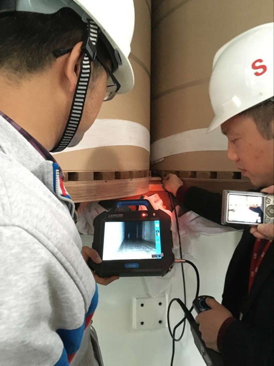 亞泰光電內窺鏡工作人員與工廠技術人員現場溝通