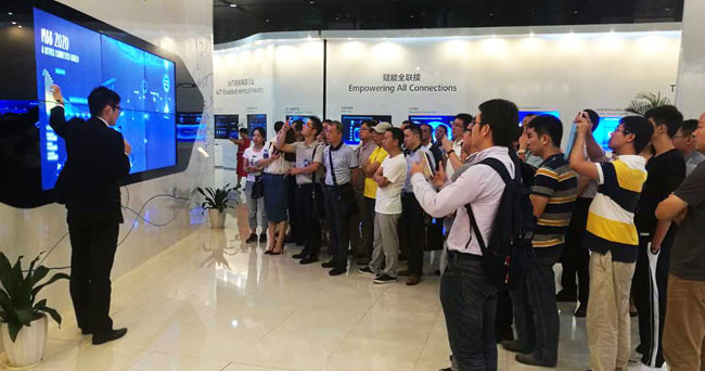 嘉賓們?cè)谌A為坂田基地參觀現(xiàn)場(chǎng)