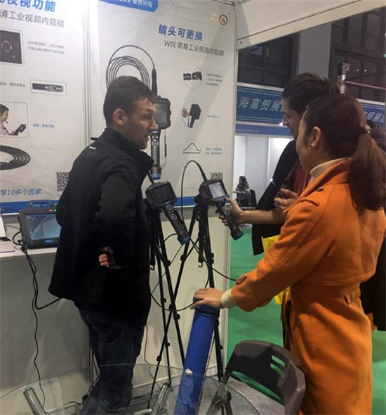 亞泰光電銷(xiāo)售工程師在給現(xiàn)場(chǎng)觀眾講解工業(yè)內(nèi)窺鏡、激光轉(zhuǎn)速表等產(chǎn)品情況