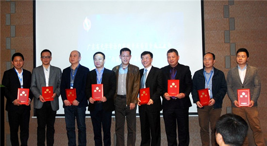 內(nèi)窺鏡專業(yè)委員會首屆領(lǐng)導(dǎo)成員合影