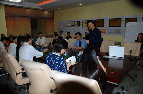 新品發布會現場，亞泰光電總經理鄭總首先致詞