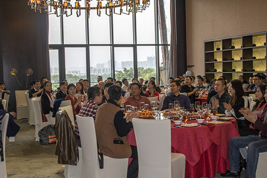 深圳隱秀山居一樓會議廳，2019年亞泰光電迎春企業年會現志