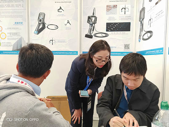 亞泰光電展臺前，公司內(nèi)窺鏡工程師與客戶親密交談為