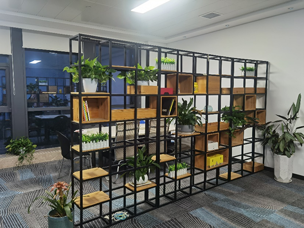 亞泰光電內(nèi)窺鏡在該機(jī)械設(shè)備公司演示、交流，圖為該客戶辦公現(xiàn)場(chǎng)